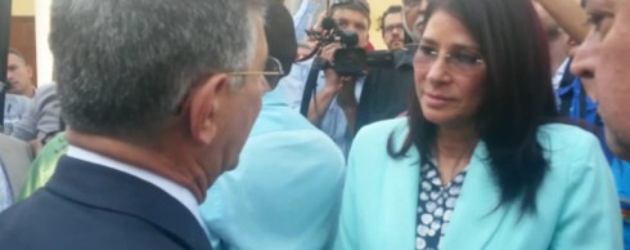 Ramos Allup y Cilia Flores se encuentran en los jardines de la AN