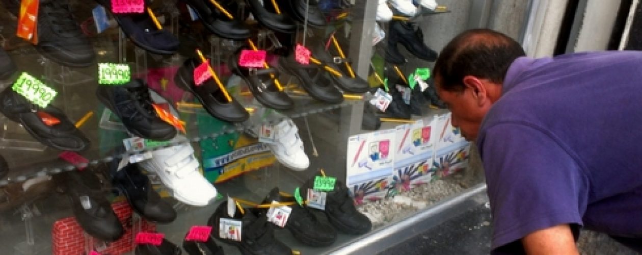 Salario mínimo solo alcanza para un par de zapatos escolares