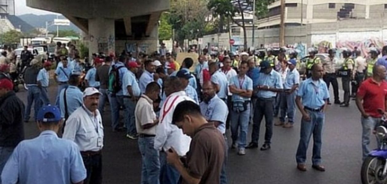 Trabajadores de Corpoelec trancan La Yaguara exigiendo aumento salarial