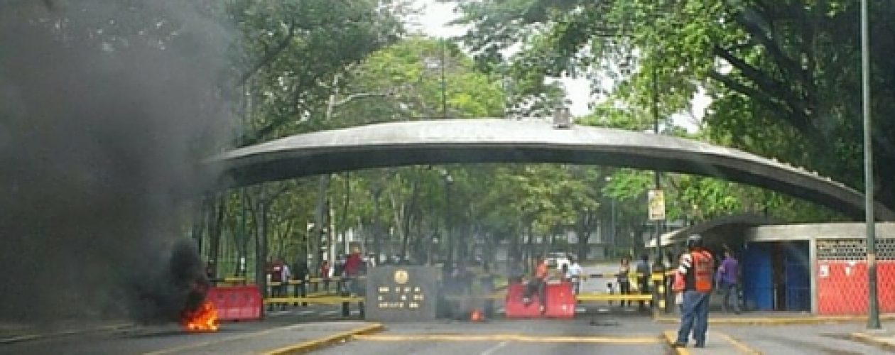 Trabajadores de la UCV protestan por mejoras salariales