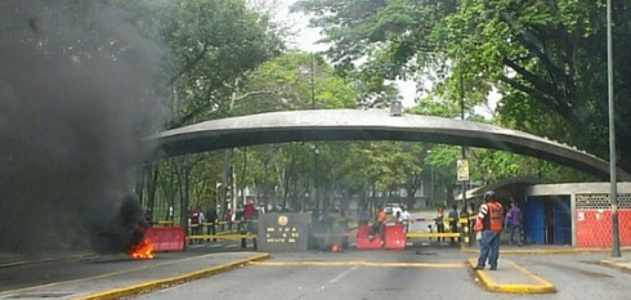 Trabajadores de la UCV protestan por mejoras salariales