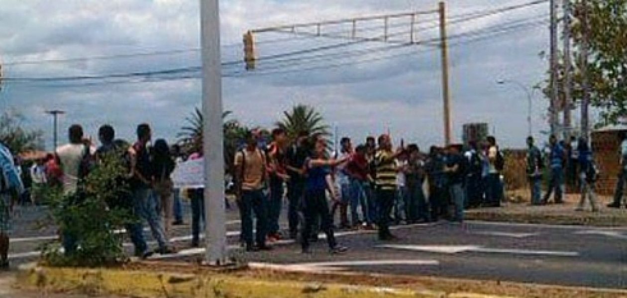 Estudiantes de la Unexpo protestan por paralización de transporte