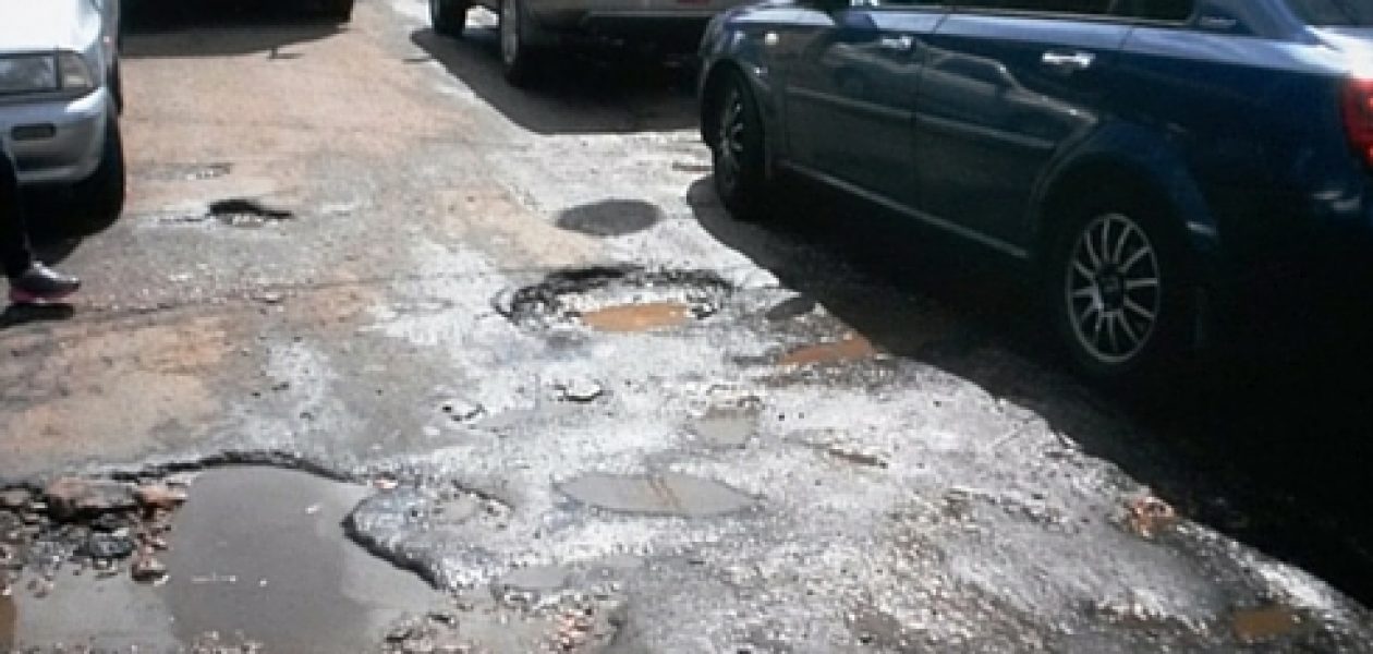Huecos inundan las calles de Puerto Ordaz