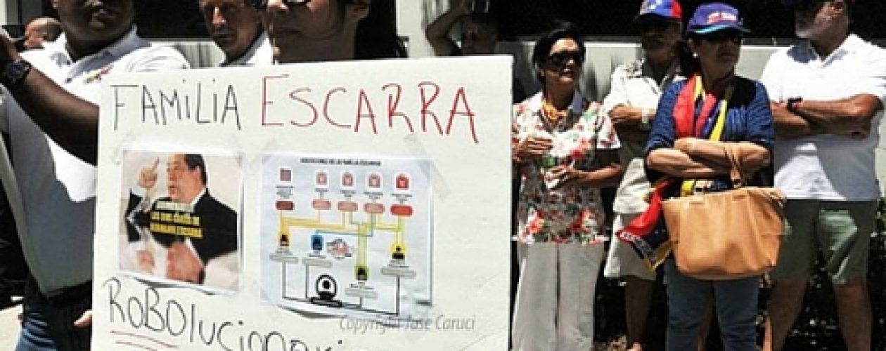 Venezolanos en Miami protestan contra Escarrá