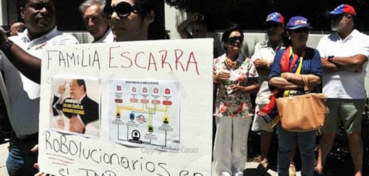 Venezolanos en Miami protestan contra Escarrá