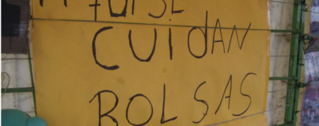 En Venezuela hay un nuevo oficio: Cuidadores de bolsas