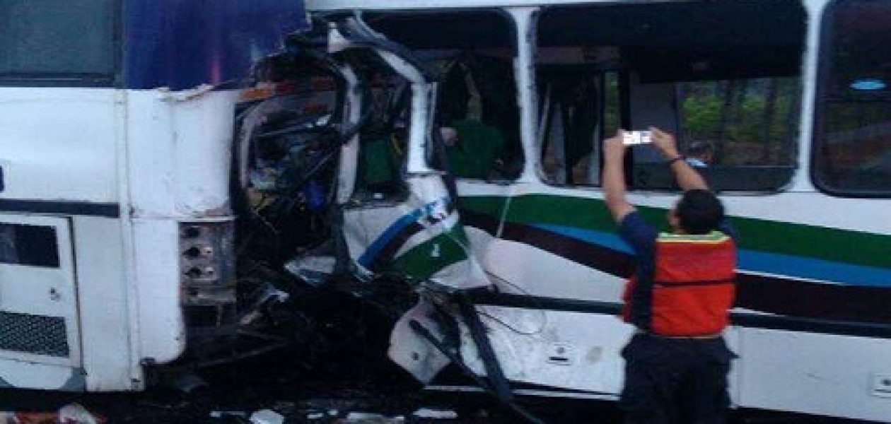 Accidente de autobuses que regresaban de marcha oficialista deja 13 fallecidos
