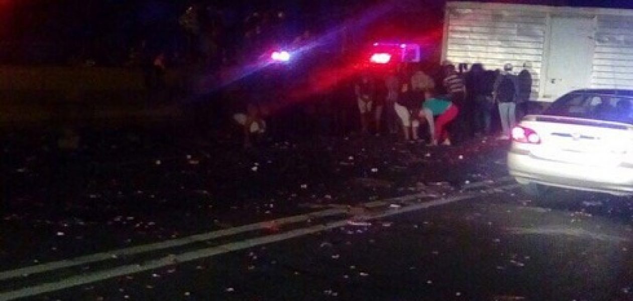 Saquean camión volcado en accidente en la bajada de Tazón