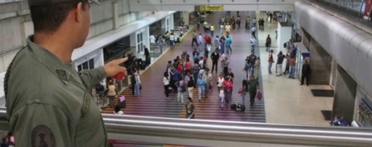 GNB revisa celulares de viajeros en el Aeropuerto de Maiquetía para determinar si son opositores