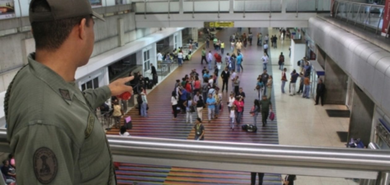 GNB revisa celulares de viajeros en el Aeropuerto de Maiquetía para determinar si son opositores