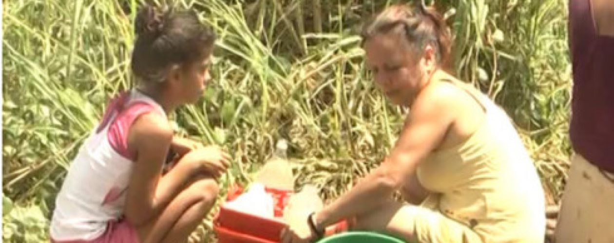 Escasez de agua obliga a la gente a bañarse en las plazas públicas