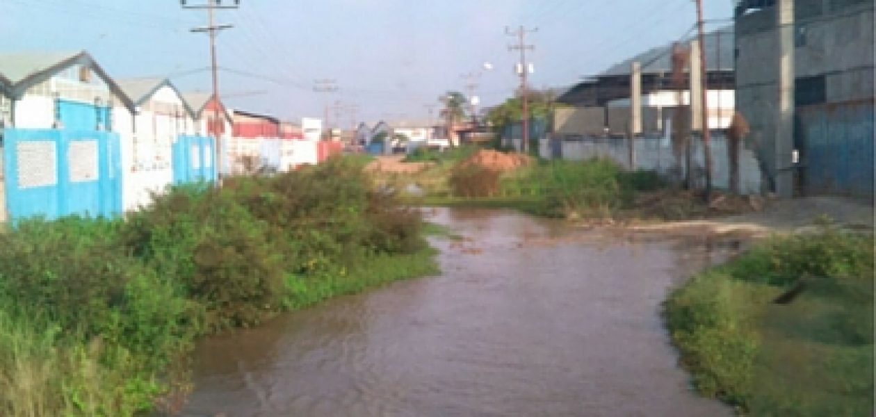 Por bote de agua zona industrial de Barcelona está intransitable