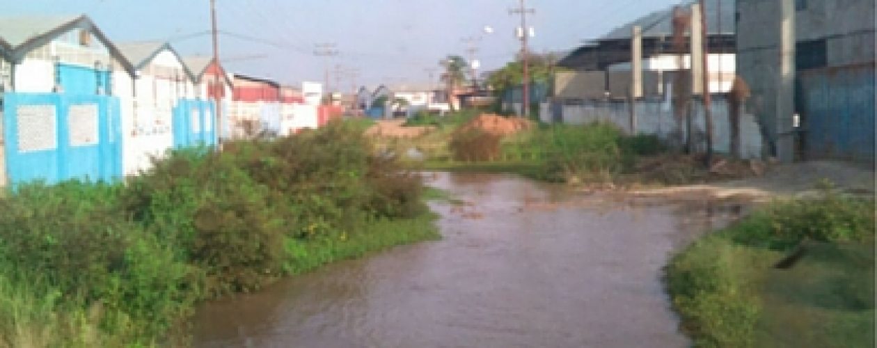 Por bote de agua zona industrial de Barcelona está intransitable