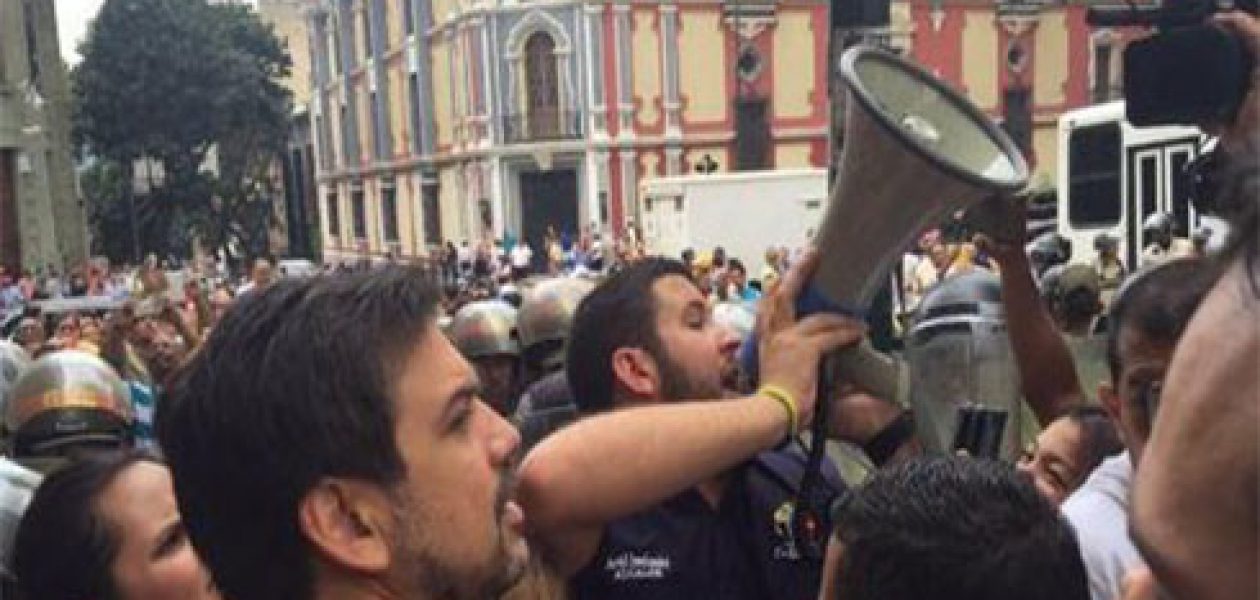 Alcaldes opositores protestan en la Vicepresidencia por falta de recursos