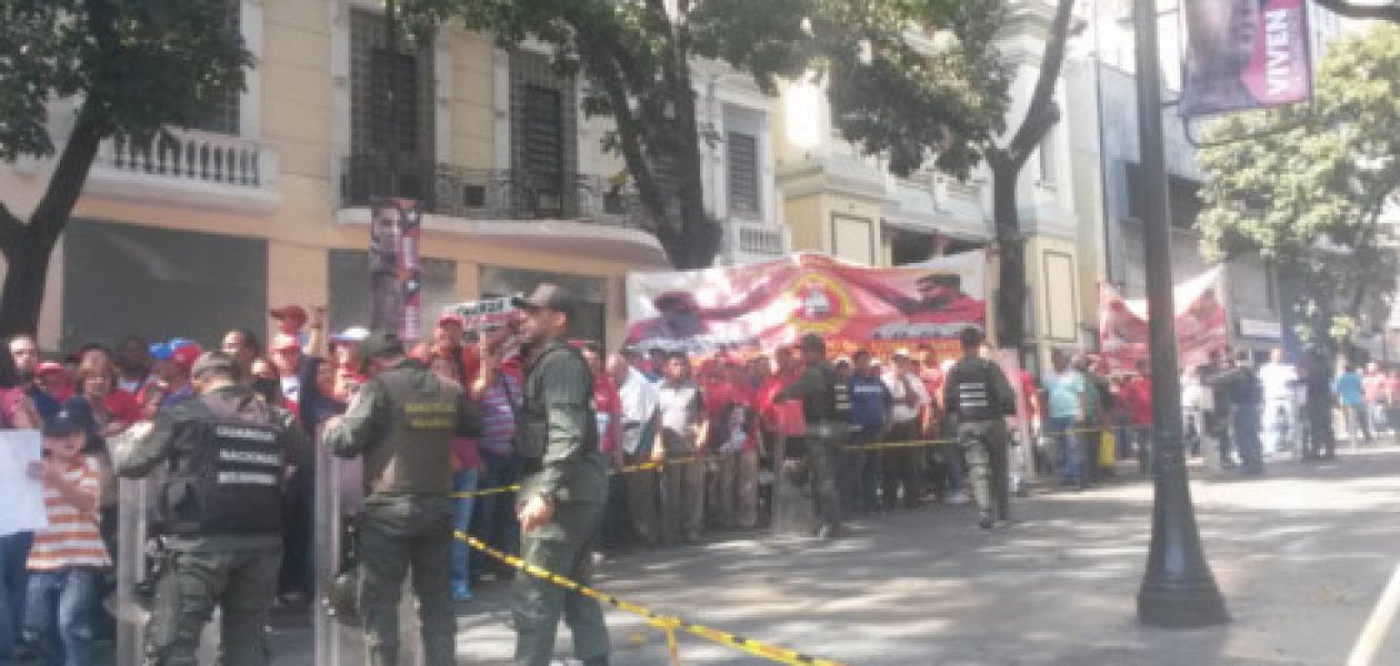 Oficialistas protestaron en los alrededores de la Asamblea Nacional