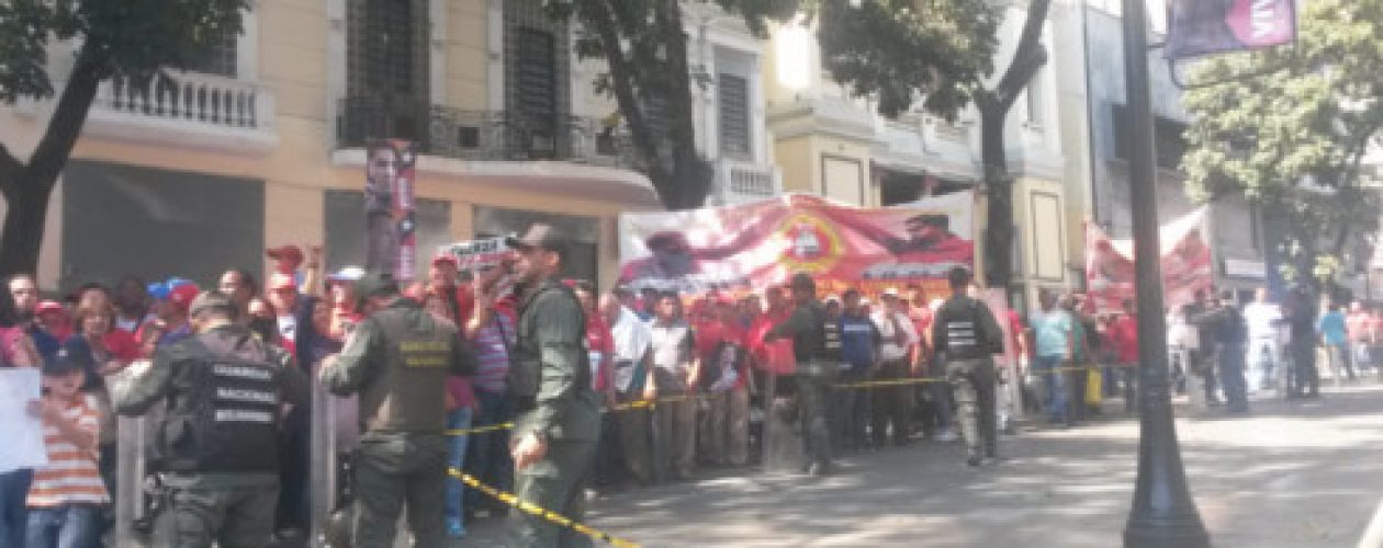 Oficialistas protestaron en los alrededores de la Asamblea Nacional