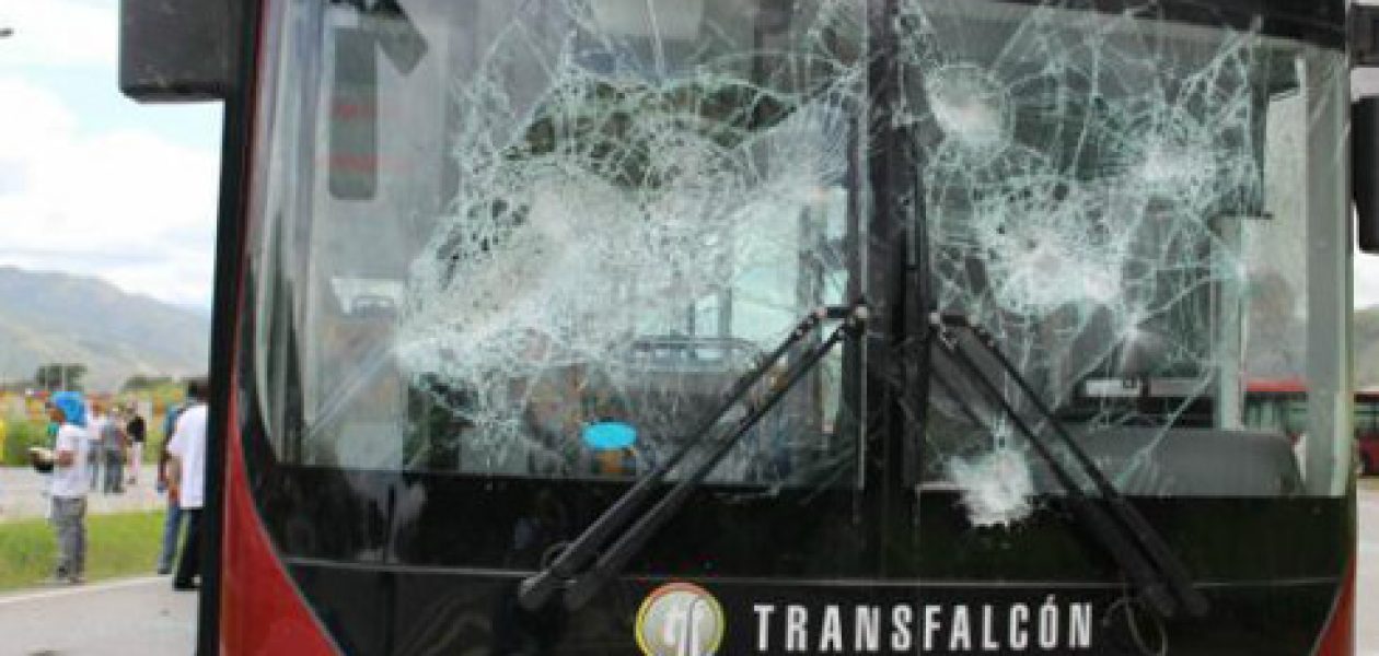Colectivos oficialistas atacaron autobuses que regresaban de la Toma de Caracas