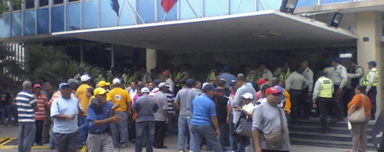 El pago del aumento salarial está en veremos porque Maduro no ha soltado los cobres