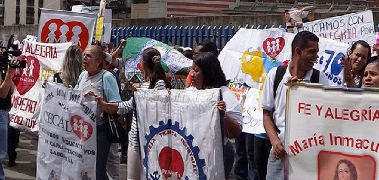 Por un aumento salarial protestaron los maestros del Zulia