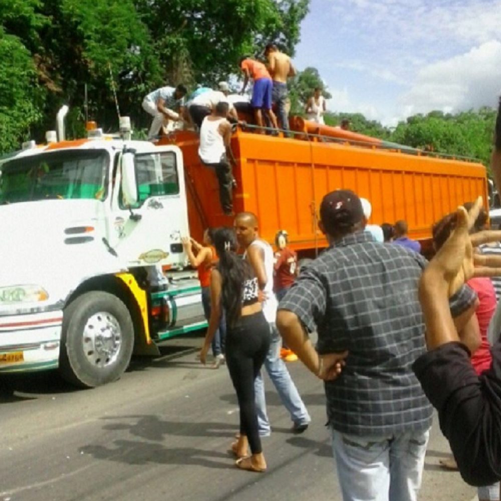 Arrastrados por azúcar en autopista de Puerto Cabello