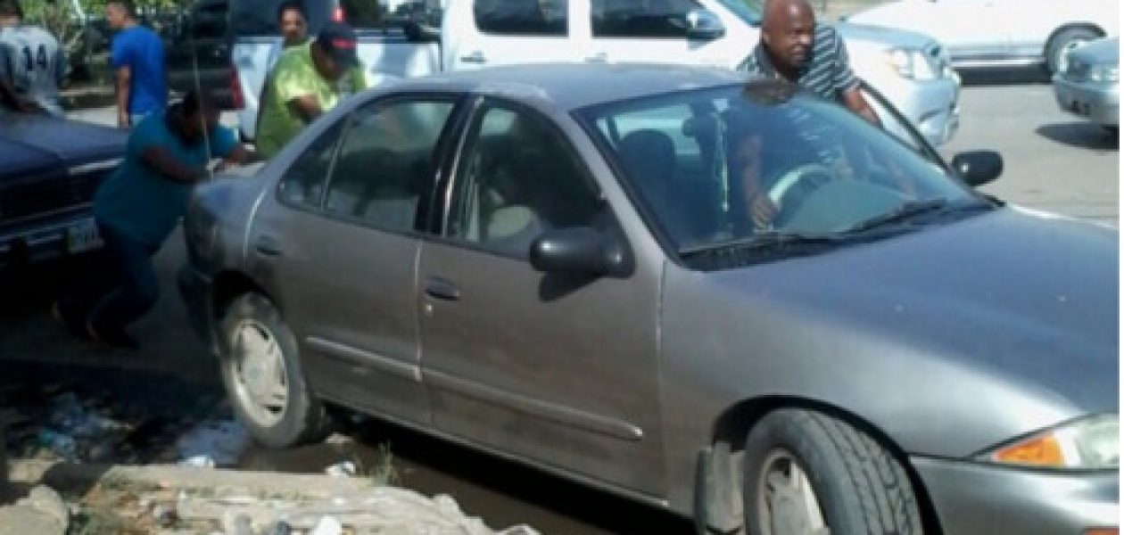 Baterías para carros cuestan menos que lo que cobra un «cuida puestos»