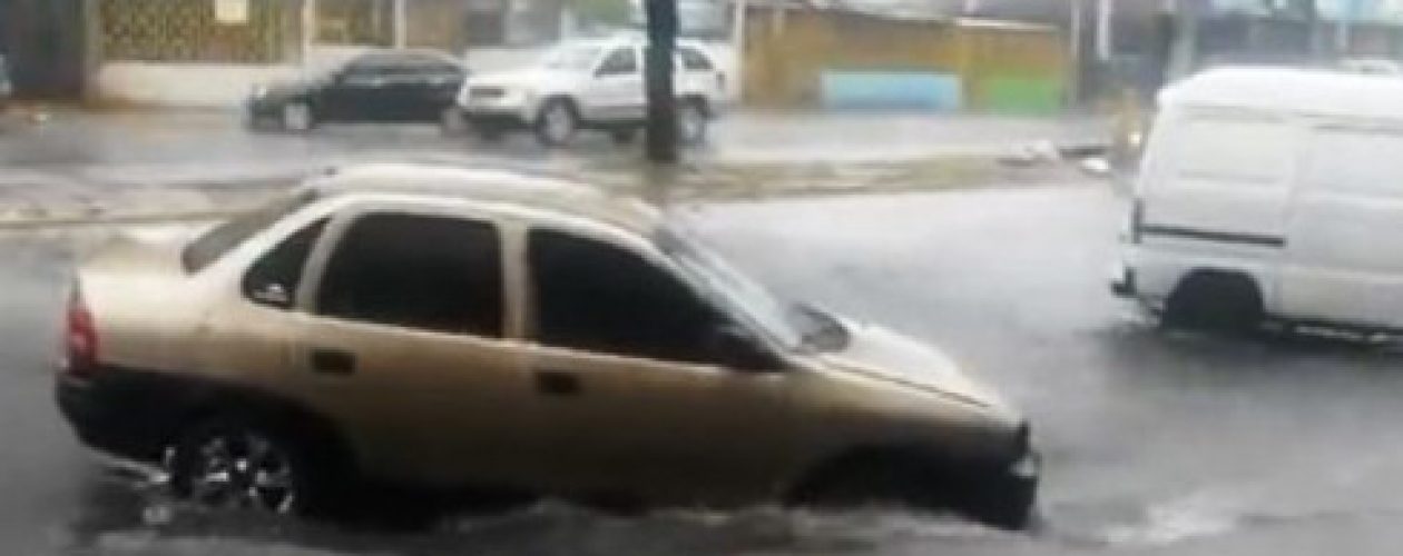 Calles inundadas en Guayana por falta de mantenimiento a desagües