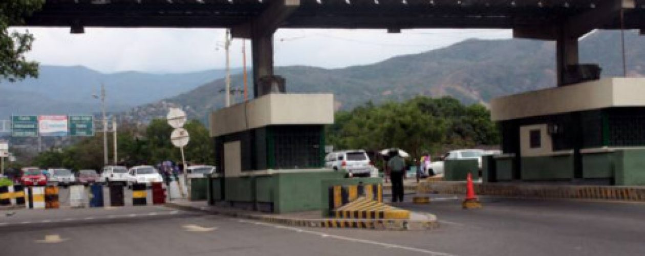 Frontera Colombia-Venezuela debe seguir cerrada: Julio Chávez