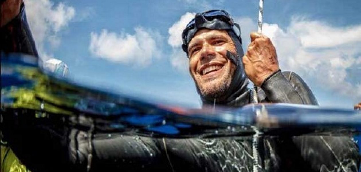 Carlos Coste recibe récord Guinness por distancia bajo el agua