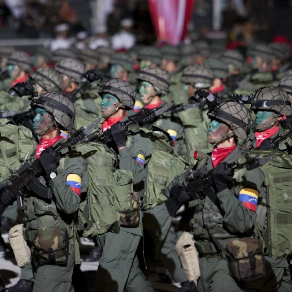 Saqueo de armamento y baja moral sacude cuarteles en Venezuela