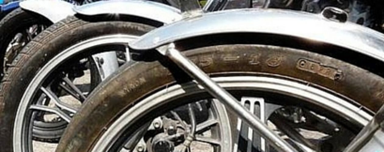 Para comprar cauchos de moto hay que estar dos días en la calle
