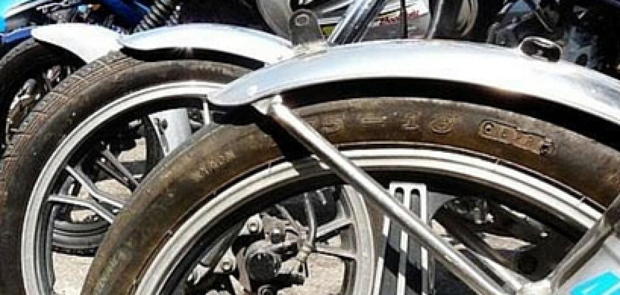 Para comprar cauchos de moto hay que estar dos días en la calle