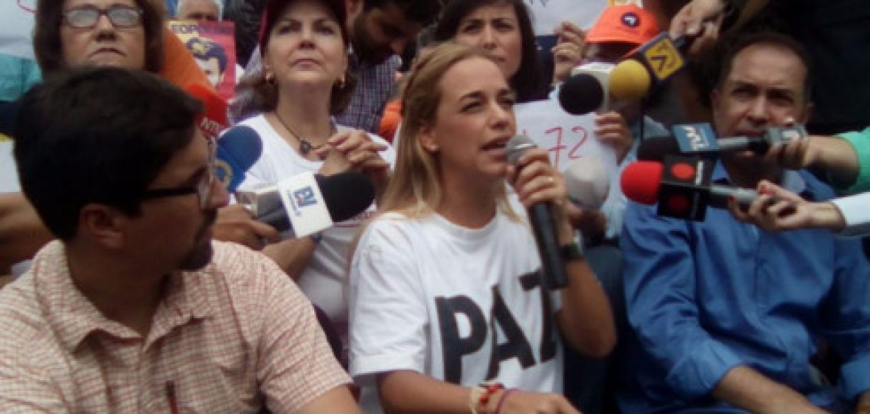 GNB agrede a Lilian Tintori y mujeres opositoras en CNE Caracas