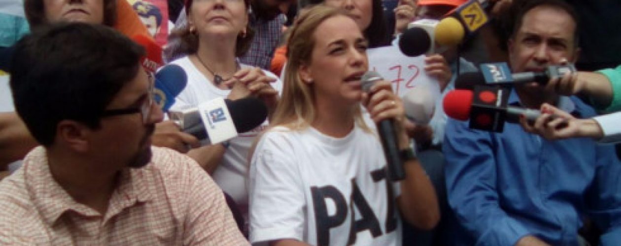 GNB agrede a Lilian Tintori y mujeres opositoras en CNE Caracas