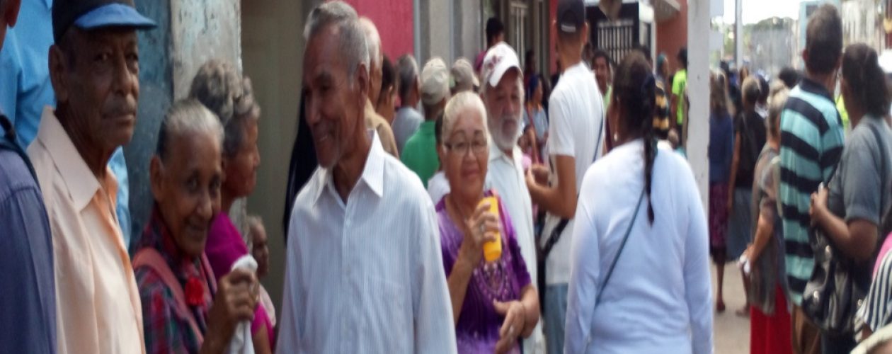 Pensionados en cola sin dormir ni comer para el cobro de utilidades