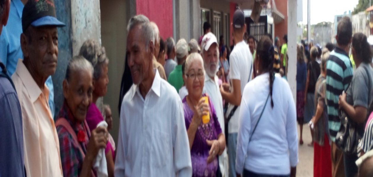 Pensionados en cola sin dormir ni comer para el cobro de utilidades