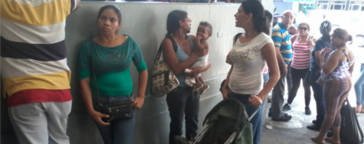 Crecer en las colas:  El drama de los niños venezolanos