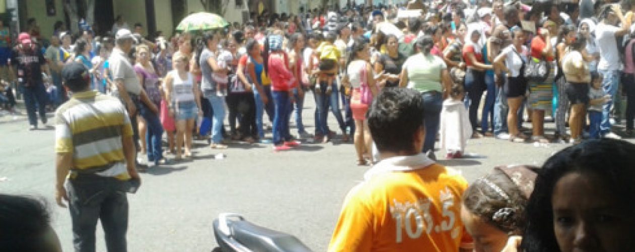 Las colas en Venezuela crecen y el gobierno sigue con sus historias