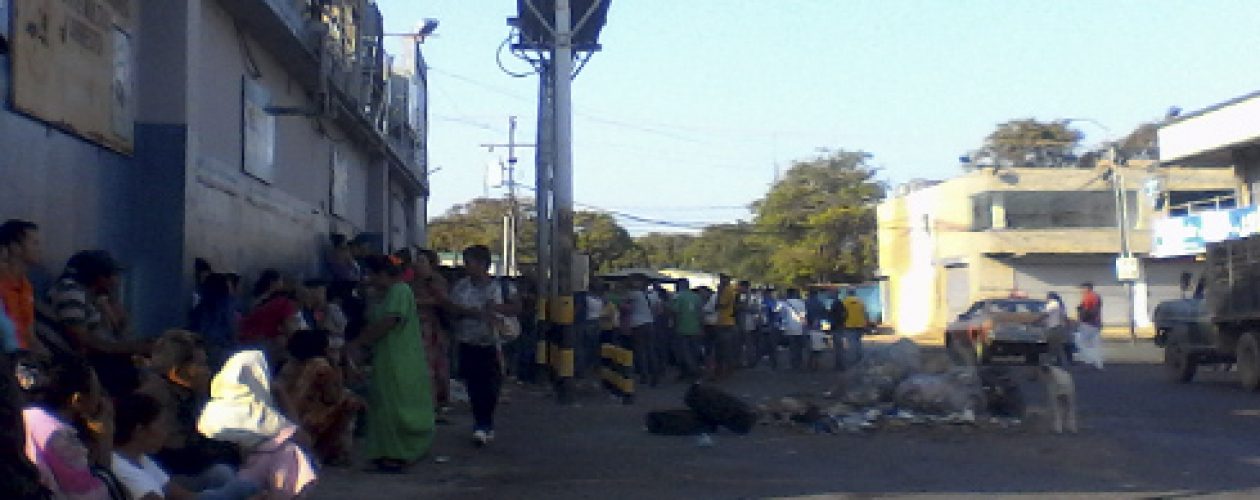 Colas en Venezuela: “Aquí estamos esperando a ver que llega”