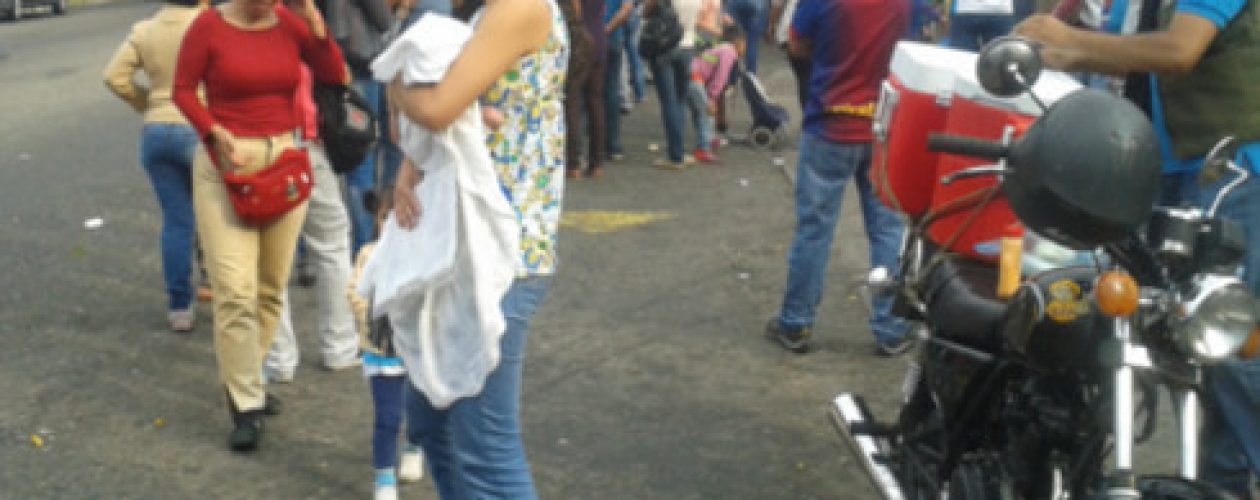 Drama de las colas  en Venezuela deja a los niños sin escolaridad