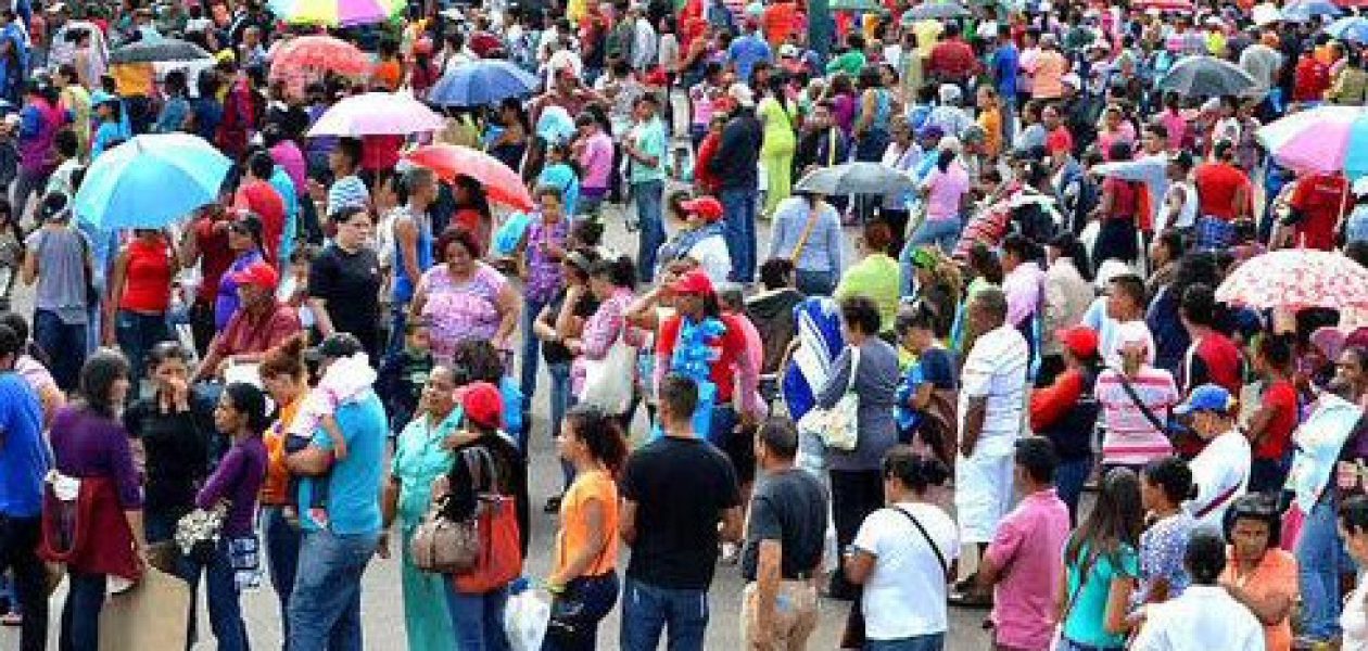 Colas en Venezuela: “Nos ponen lejos del supermercado para disimular”