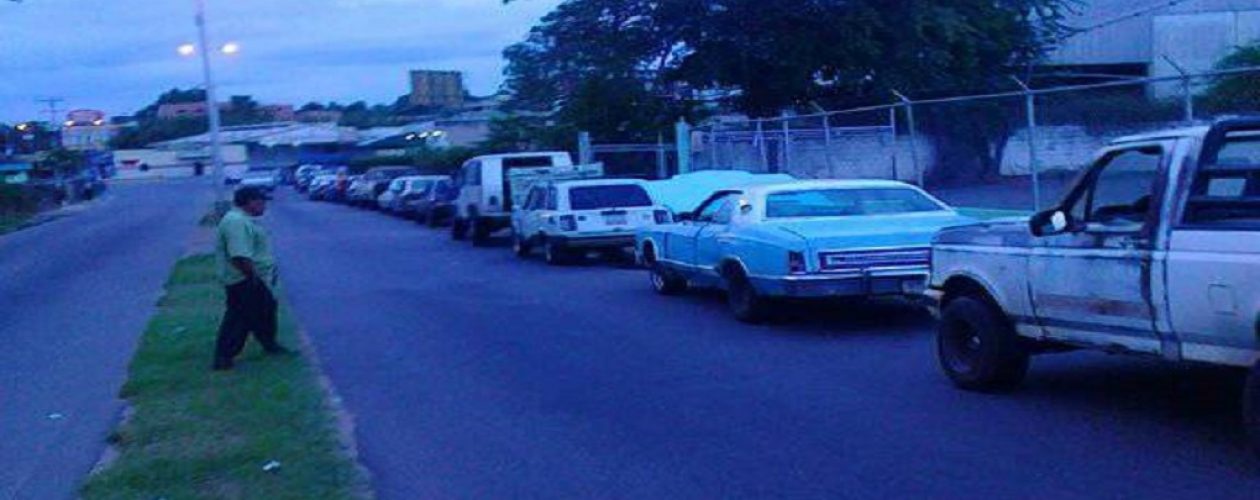 Colas por falta de gasolina se agudizan en el estado Bolívar