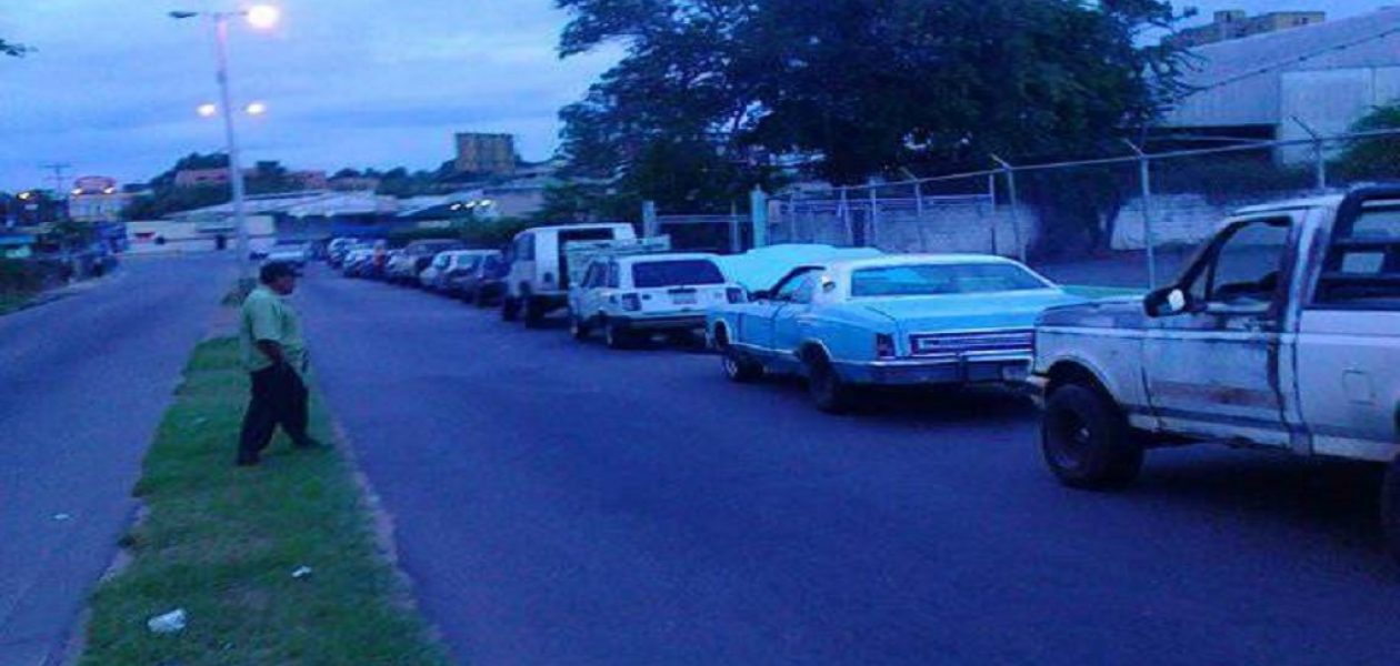 Colas por falta de gasolina se agudizan en el estado Bolívar
