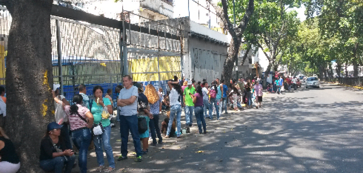 Semana Santa para los venezolanos: en colas y sin playa