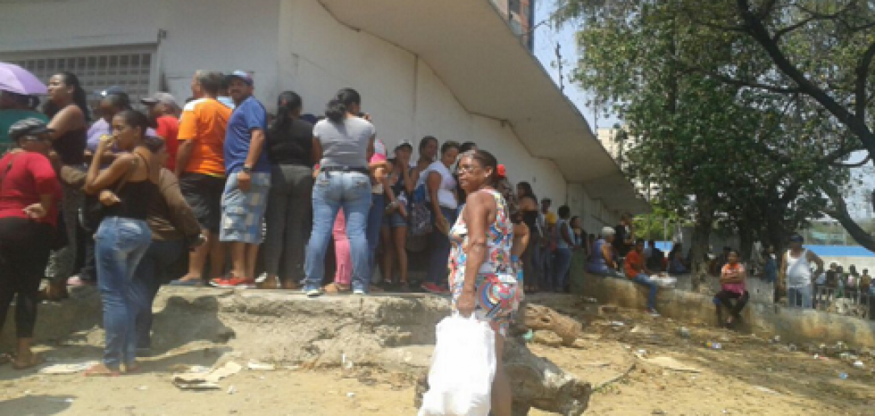 «No queremos bolsas de comida, sino supermercados llenos»