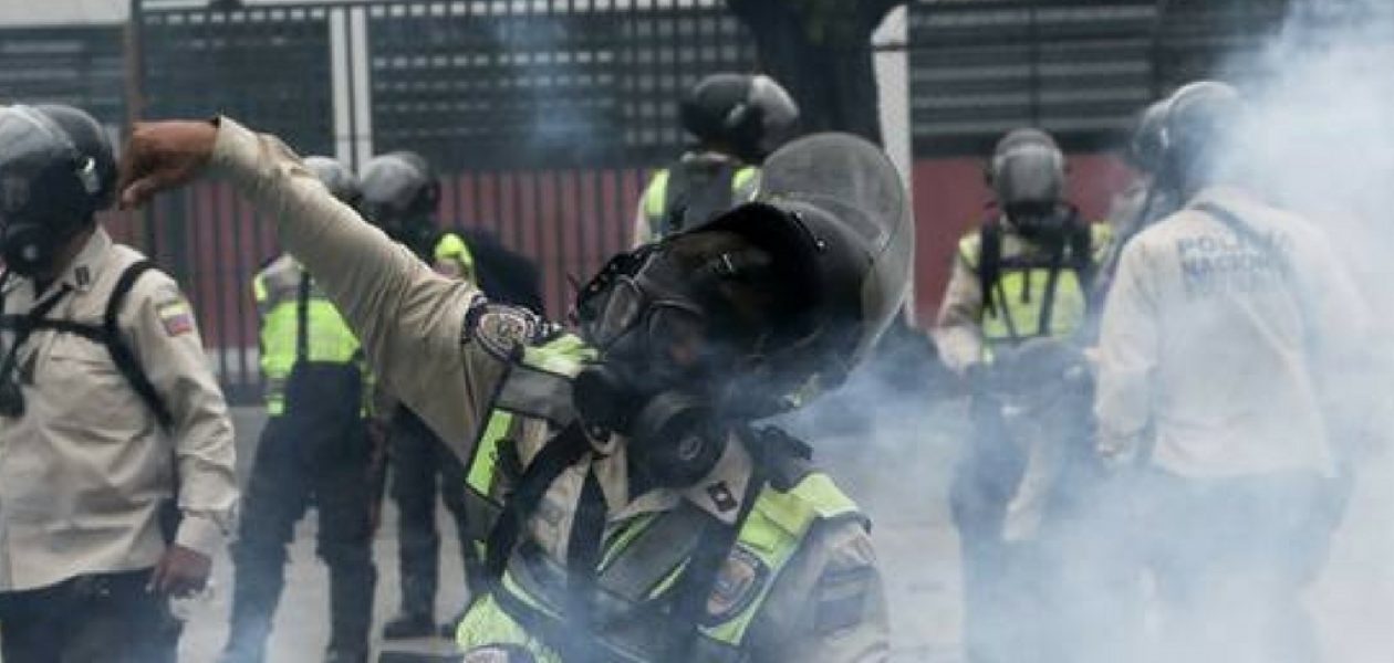 Colegio San José de Tarbes fue atacado con bombas lacrimógenas