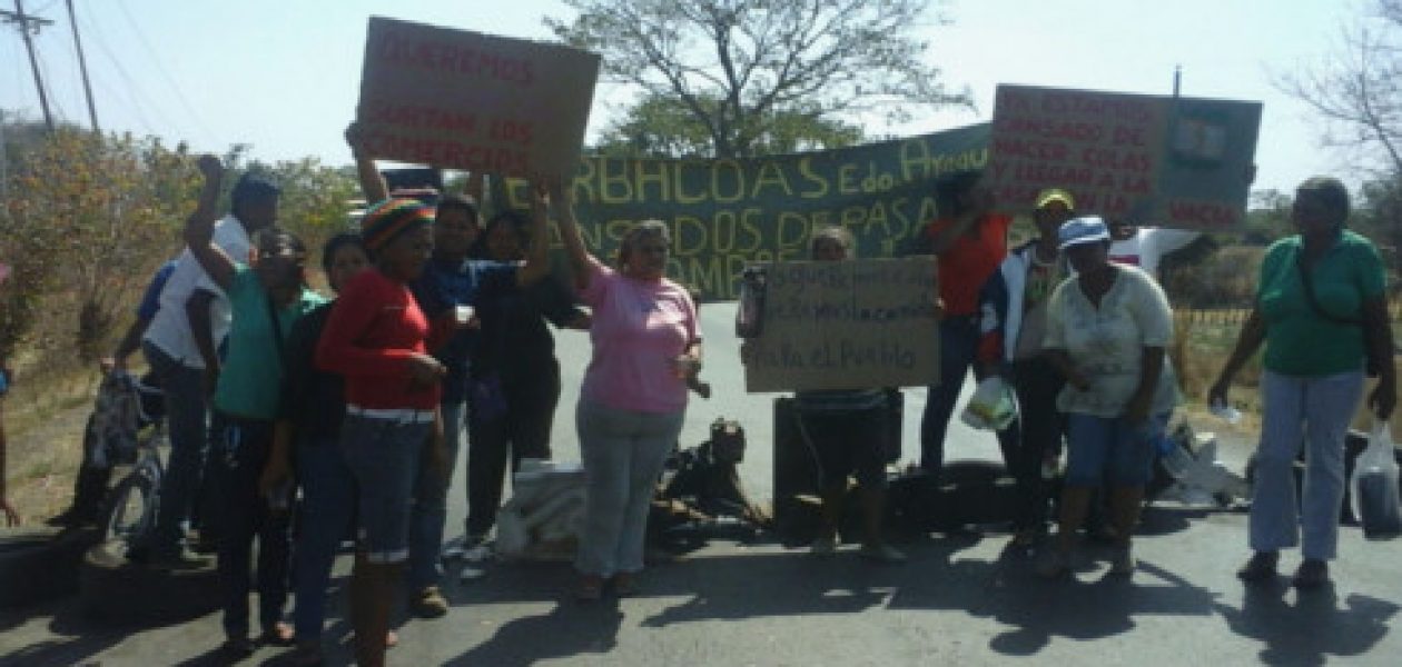 Desesperados por falta de comida: Trancan carretera nacional en Aragua