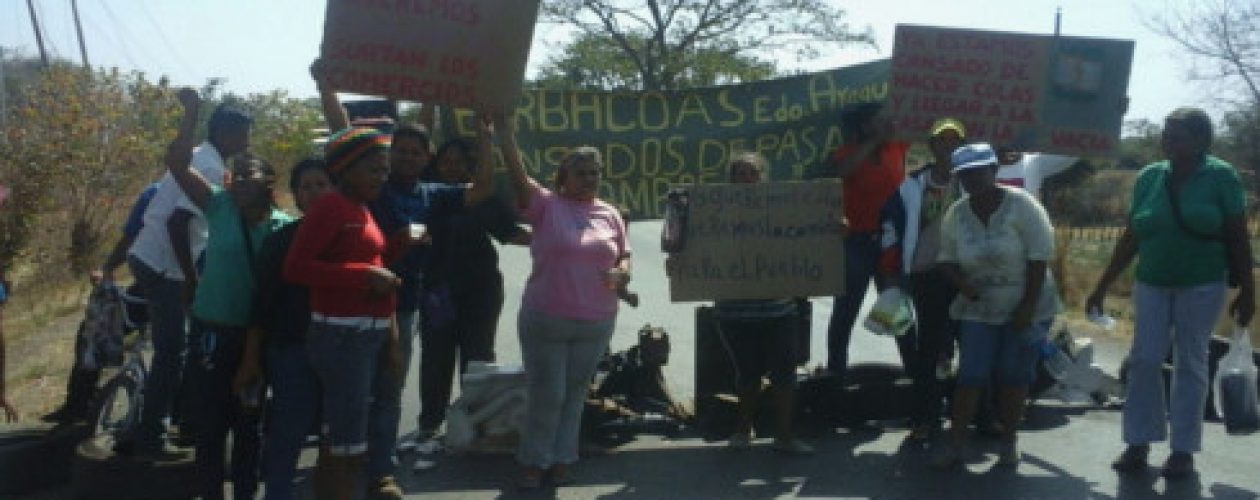 Desesperados por falta de comida: Trancan carretera nacional en Aragua