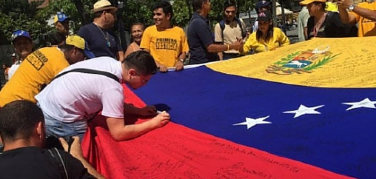 Ciudadanos ratifican sus firmas en la plaza Brión de Chacaito