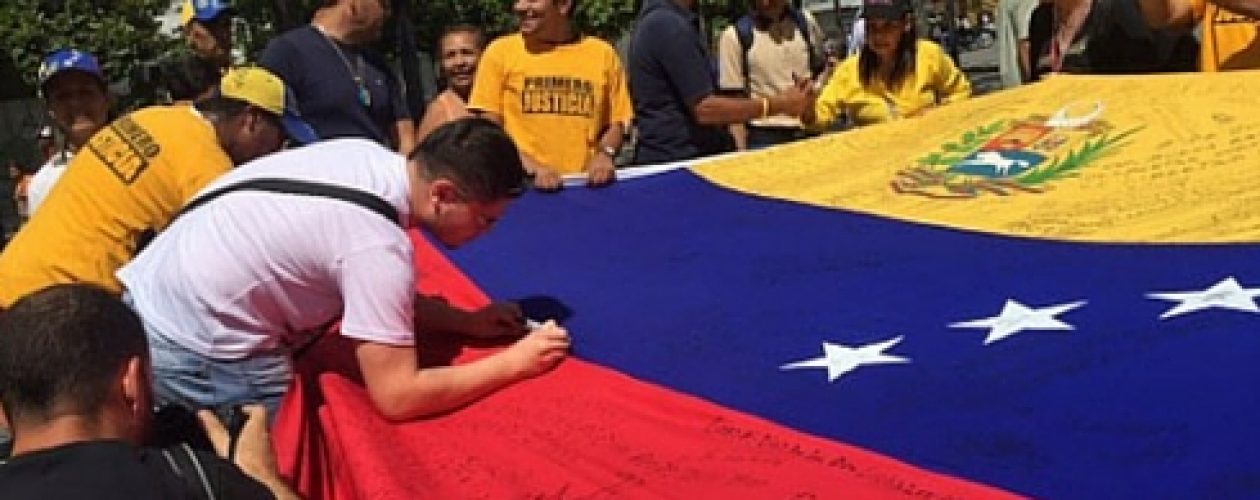 Ciudadanos ratifican sus firmas en la plaza Brión de Chacaito