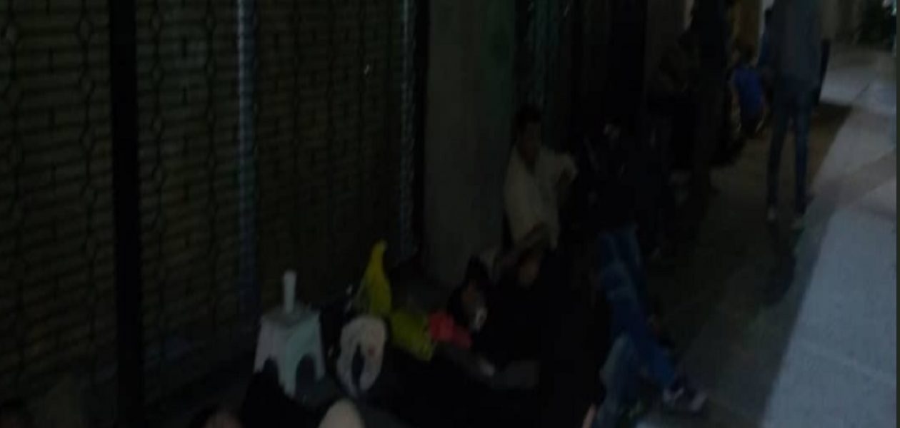 Ciudadanos duermen en las afueras del Consulado de Chile en Caracas y  Puerto Ordaz
